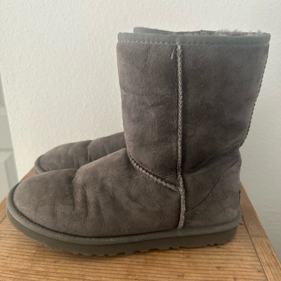 Gray UGG size 9 - Picture 2 of 5